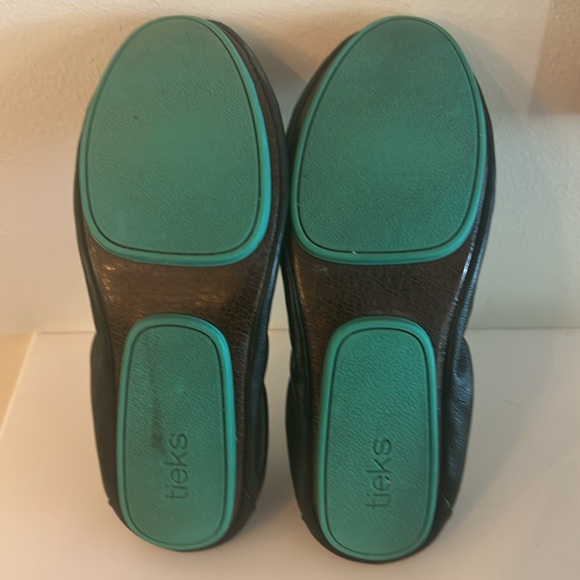 TIEKS! Size 7 Black Matte Ballet Flats with Tote Bag - Picture 3 of 6